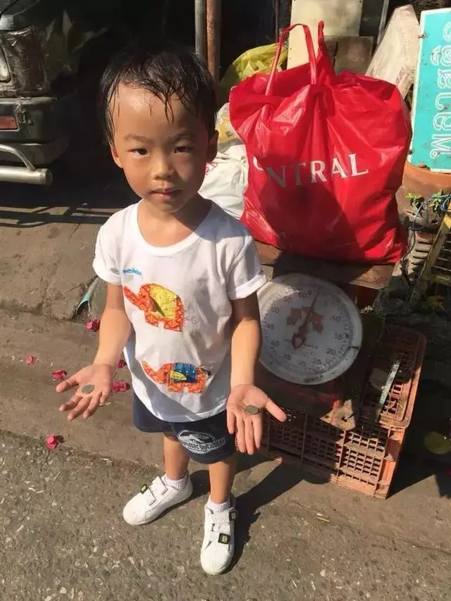 網(wǎng)絡(luò)圖片：被媽媽帶去撿垃圾的小朋友.webp